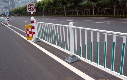 如何有效防止交通護(hù)欄網(wǎng)和隔離柵的防腐和破壞？.jpg